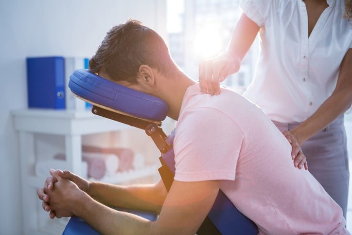 A Cobb Chiropractic doctor provides spinal manipulation to a patient to help alleviate pain